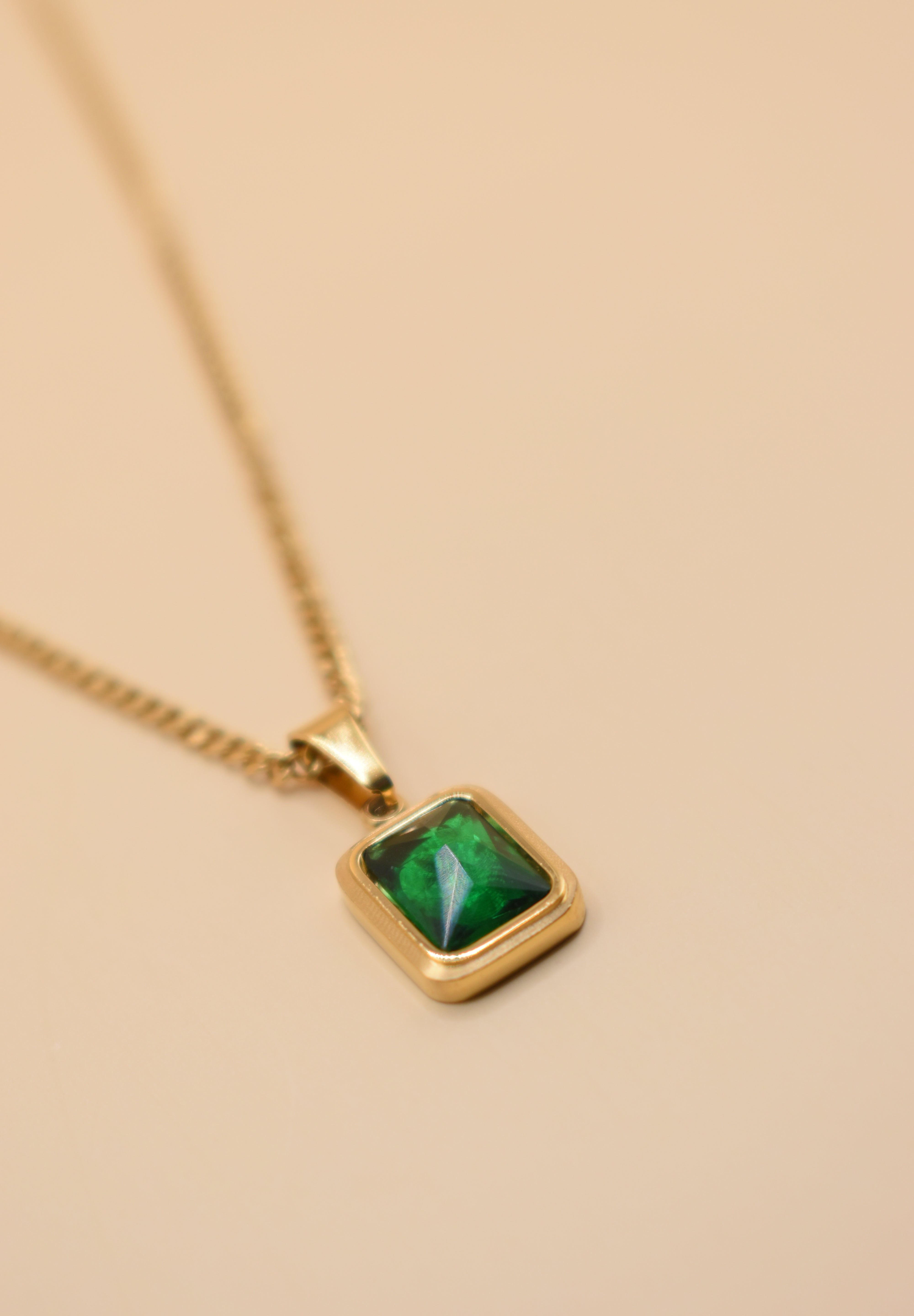 Green pendant necklace with gold chain and inlay stone